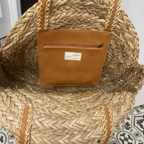Round Straw Tote Bag - Natural Straw !! - Picture 2 of 3